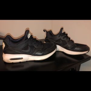 BLACK NIKE AIR MAX SHOES